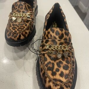 Guess Animal Print Loafers with Gold Charms
Condition : New with out box.